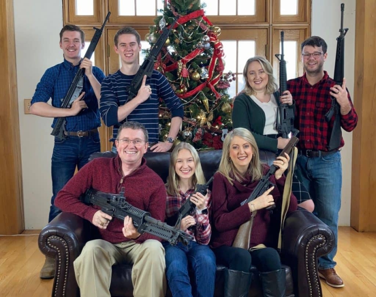 Congresista de Estados Unidos publica "postal navideña" con rifles de asalto