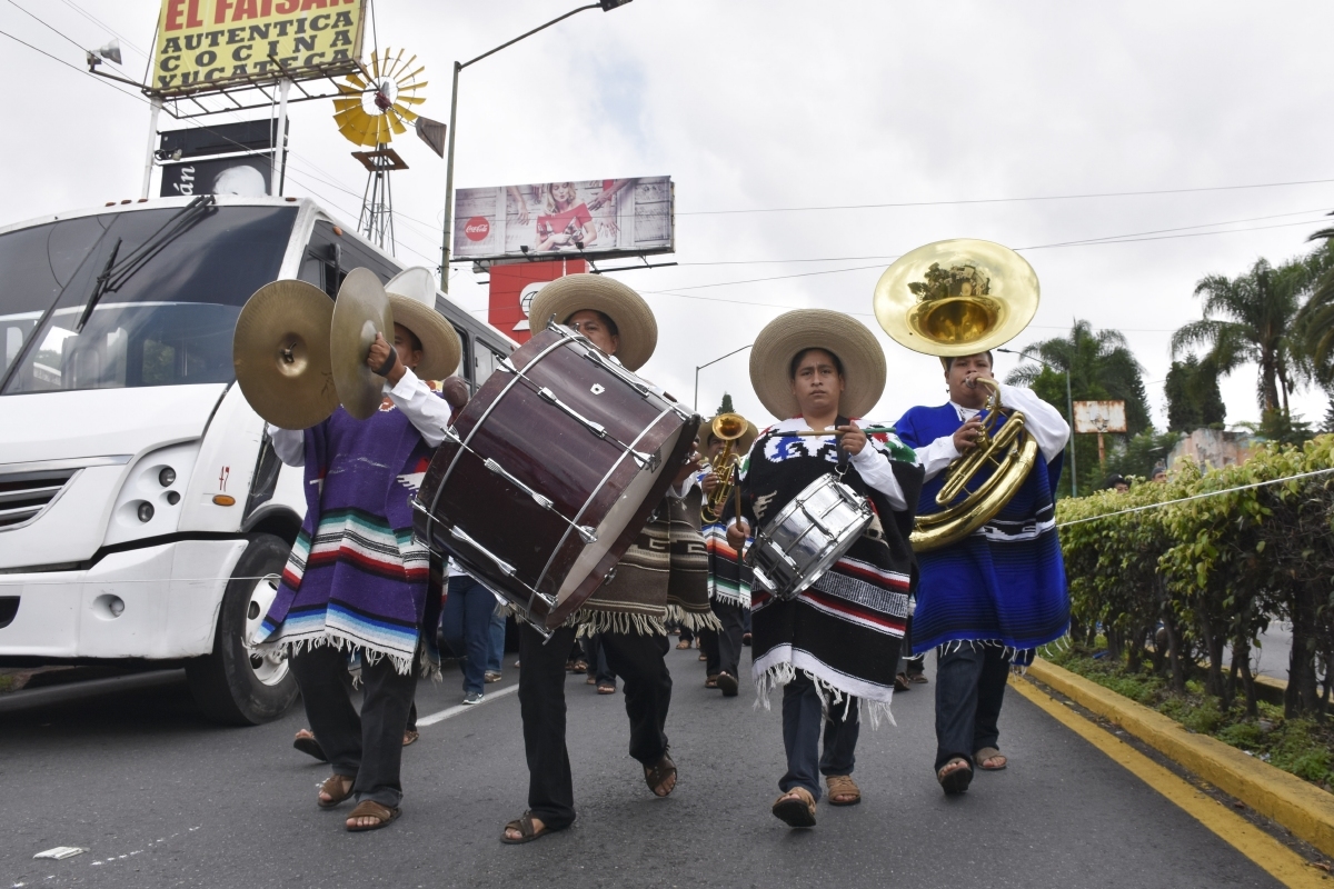 Al ritmo de los sones de la banda