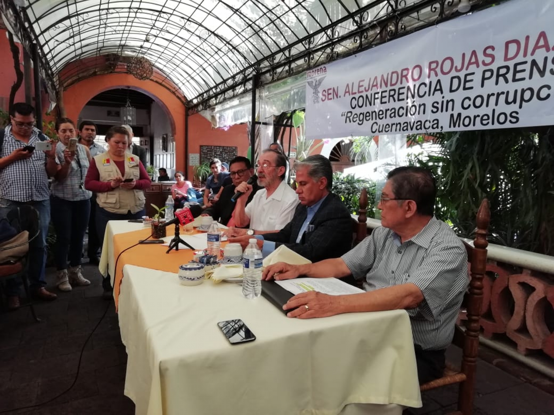 Piden militantes de Morena renuncia del dirigente estatal