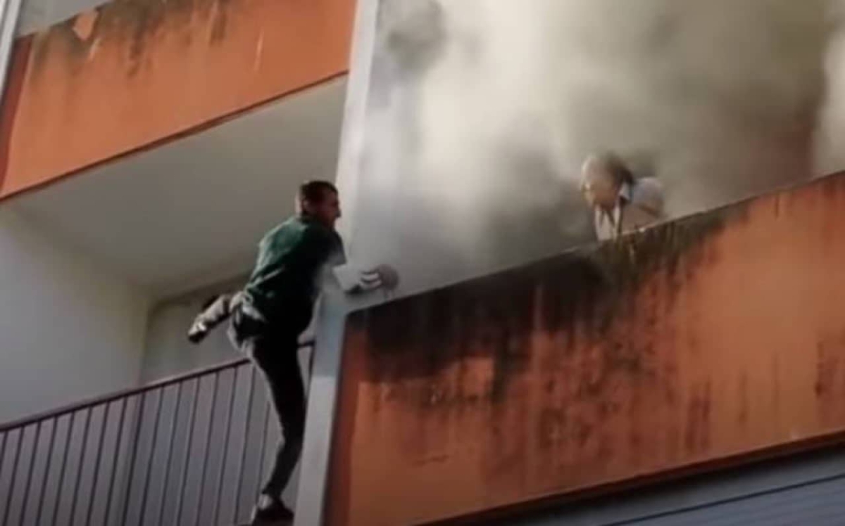 Jóvenes arriesgan su vida para salvar a un abuelito de un edificio en llamas
