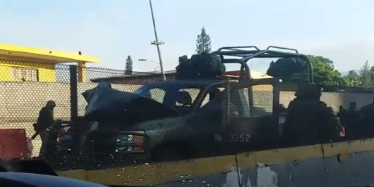 Se registra accidente de un vehículo militar en el libramiento Cuernavaca; dos personas resultaron lesionadas