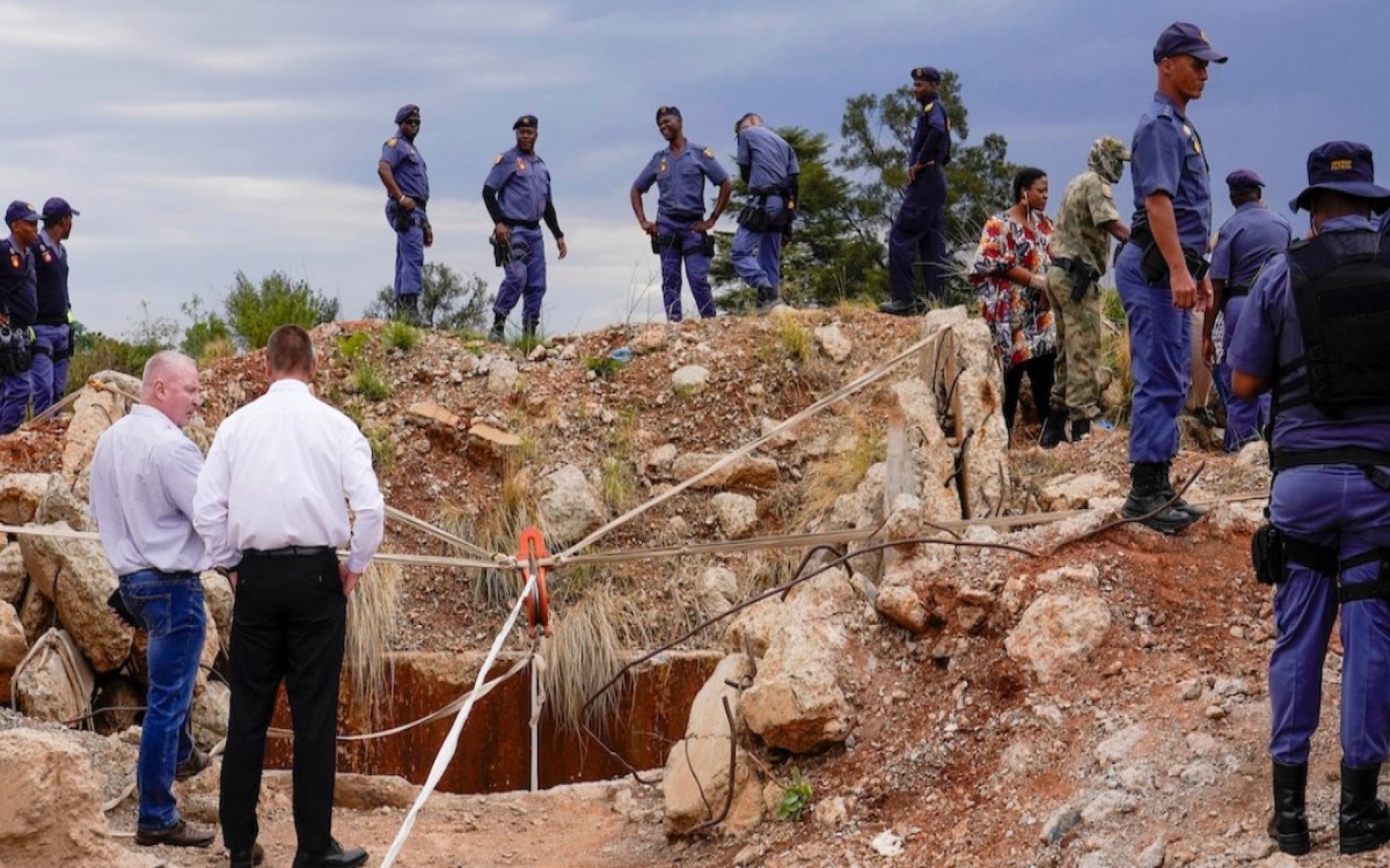 Recuperan 60 cuerpos en mina de oro abandonada en Sudáfrica