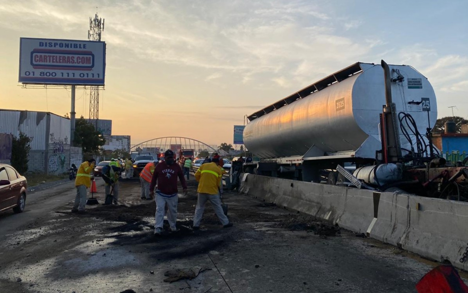 Accidente de tráiler en el paso exprés