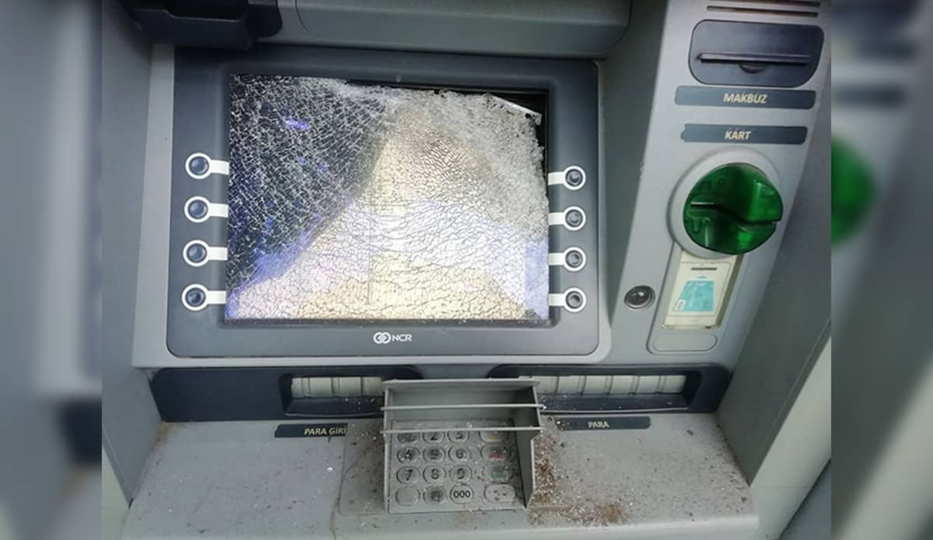 Una indigente causó daños en dos cajeros automáticos