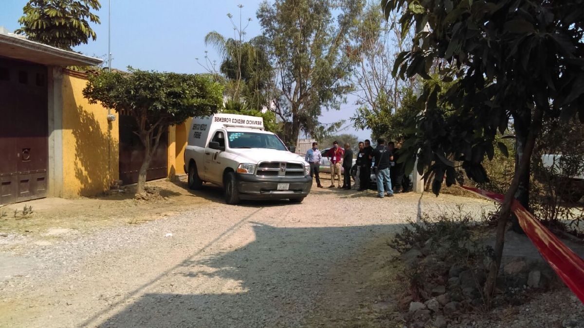 Hallan dos cadáveres sepultados en el patio de una casa