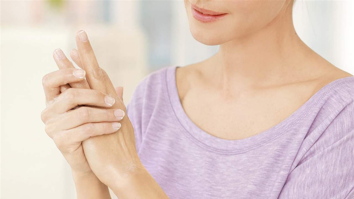 Hábitos para prevenir manchas y arrugas en las manos después de los 40