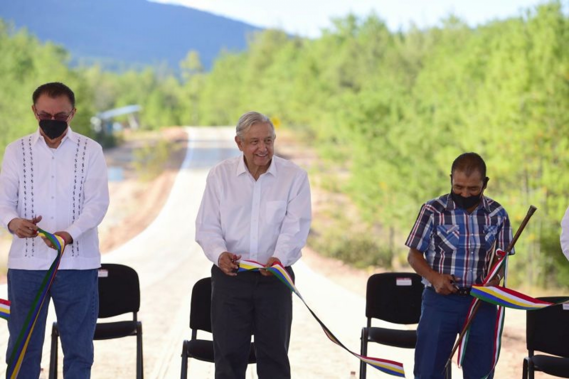 AMLO invita a Joe Biden a ver los caminos hechos en Oaxaca