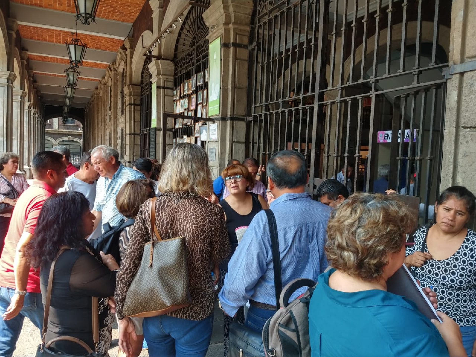Protestan jubilados del Cobaem; exigen pago de adeudos