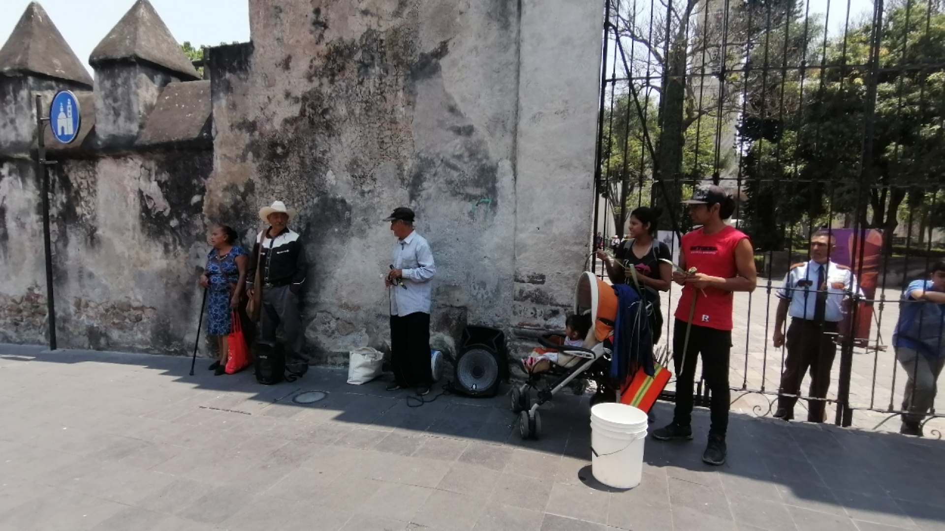 Entregan donaciones a músicos que cantan en las calles