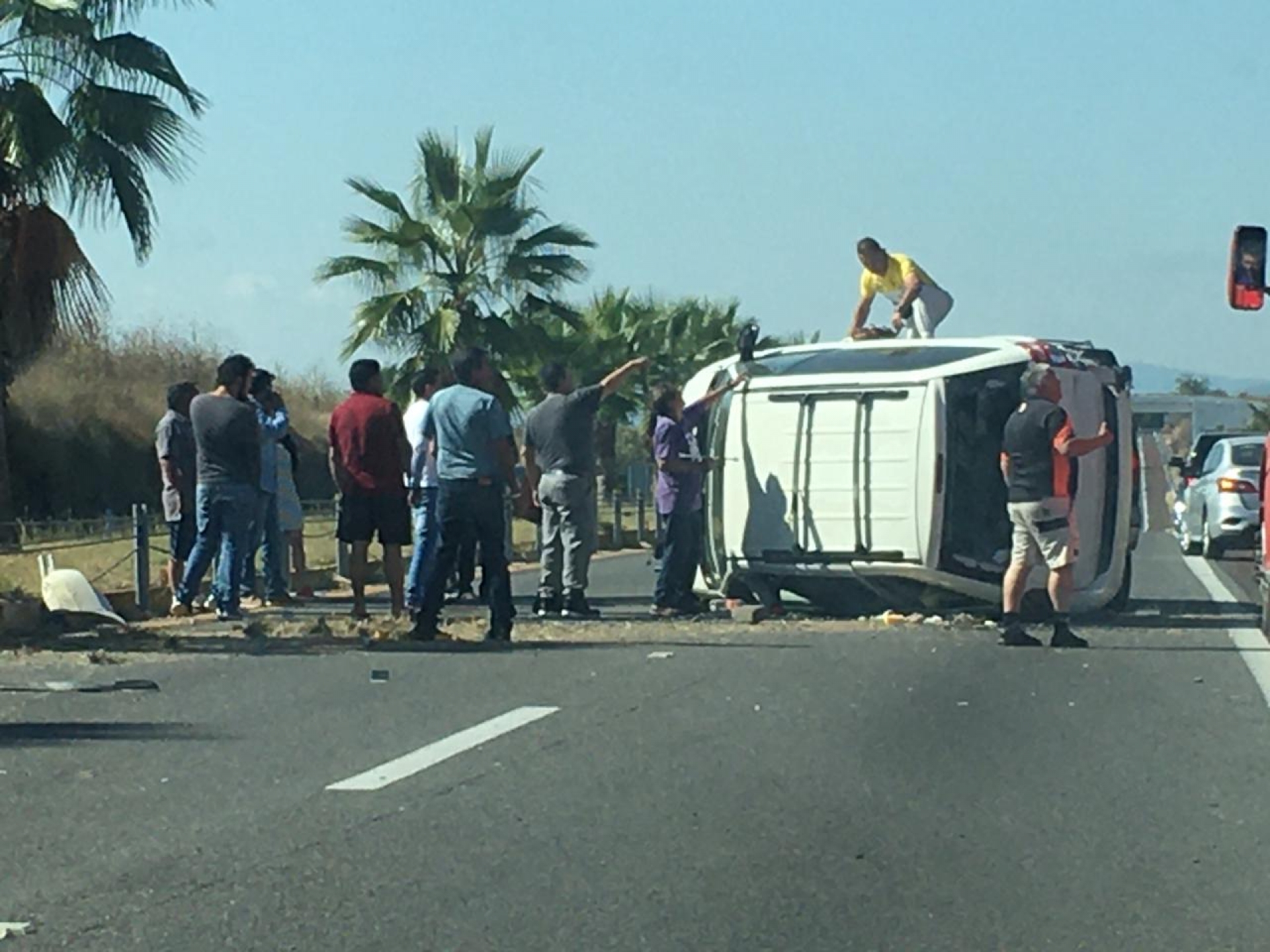 Vuelca camioneta en la autopista México-Acapulco
