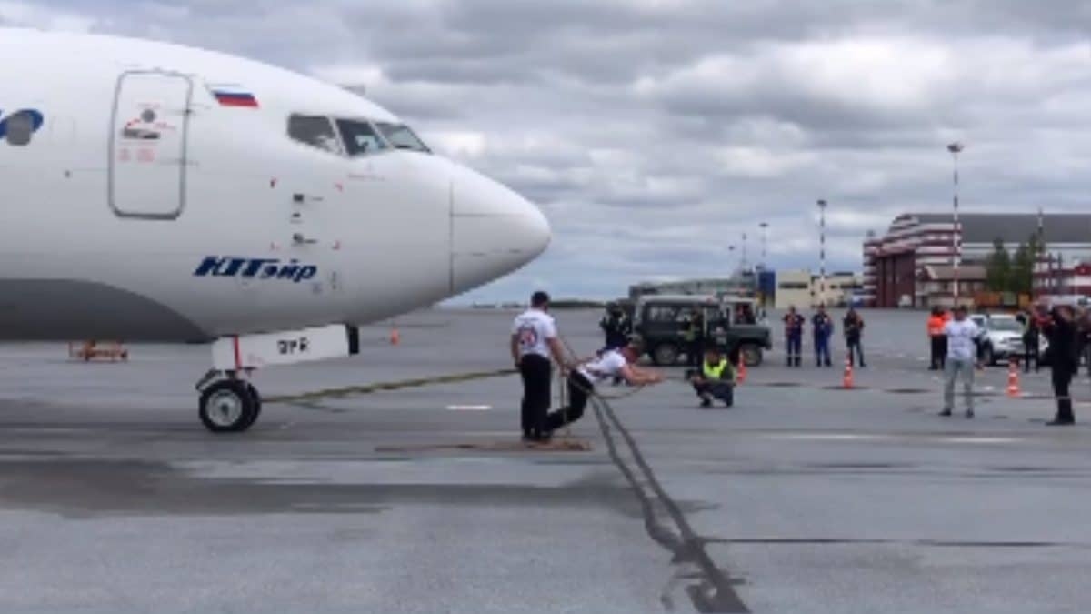 Hombre rompe récord al arrastrar avión de 40 toneladas