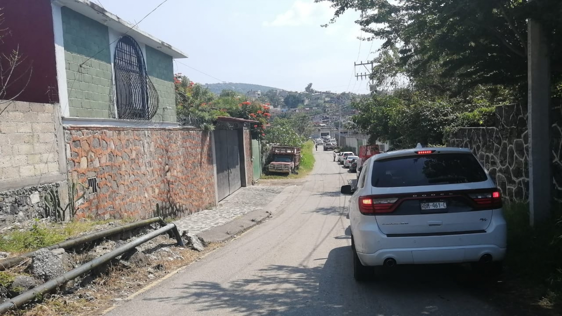 Larga fila de automóviles en centro de verificación ubicado en Jiutepec