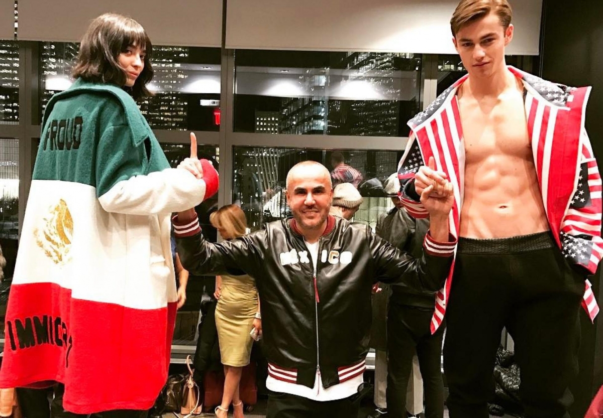 Diseñador mexicano envía provocador mensaje a Trump en pasarela