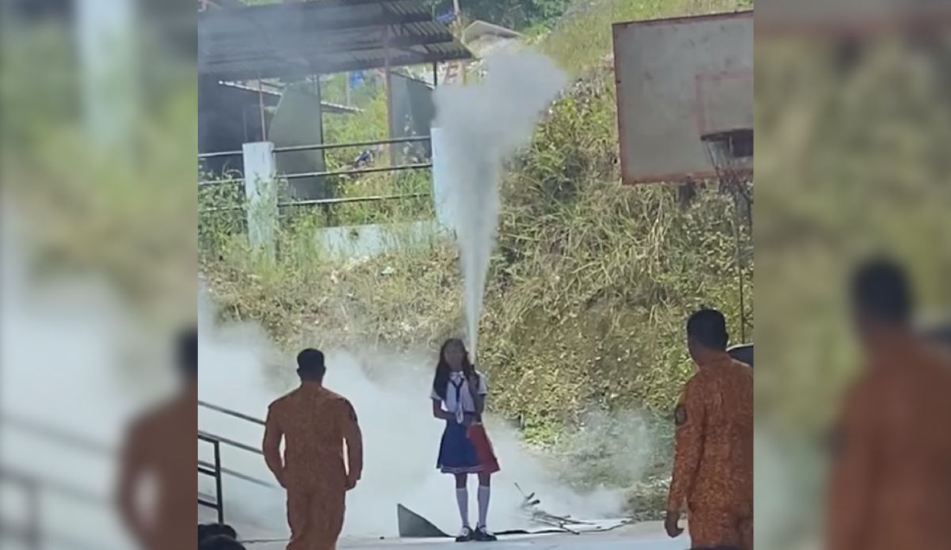 Adolescente se vuelve viral tras apagar incendio en simulacro escolar