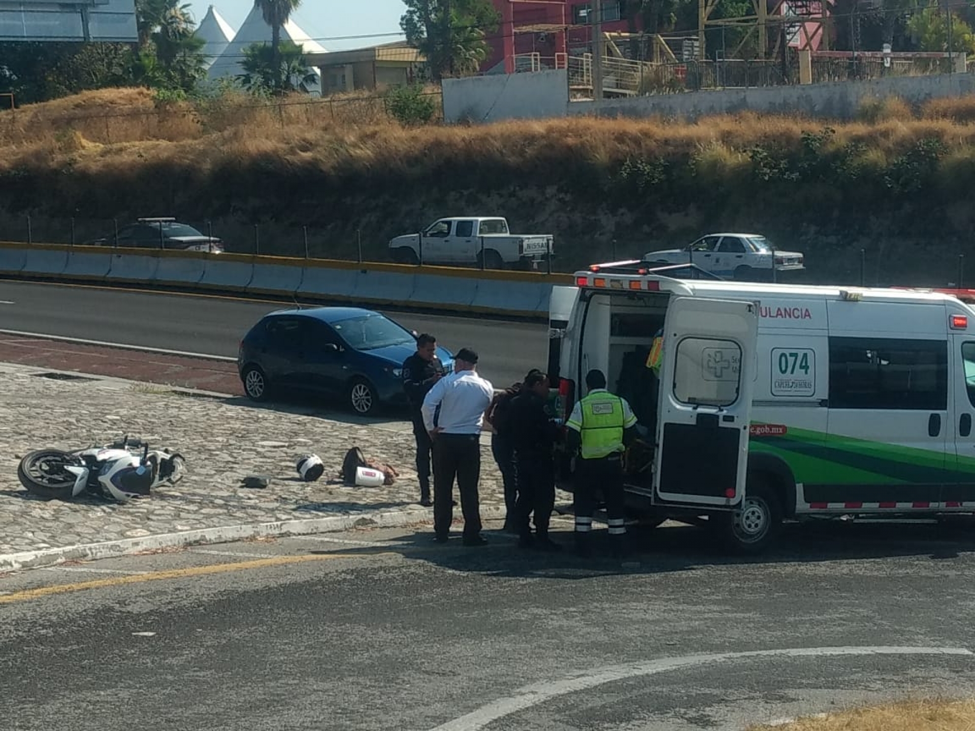 Dos jóvenes resultan heridos en accidente de motocicleta, en autopista México-Acapulco