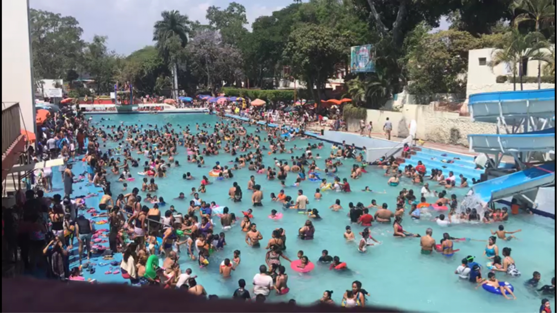 Abarrotado, el Balneario Agua Hedionda de Cuautla