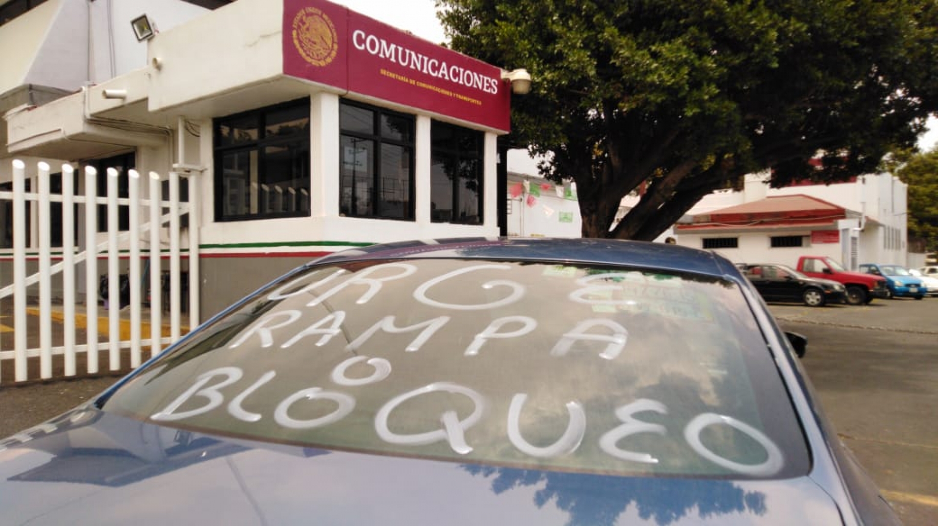 Ciudadanos y transportistas de los Altos de Morelos protestan ante SCT; exigen rampa