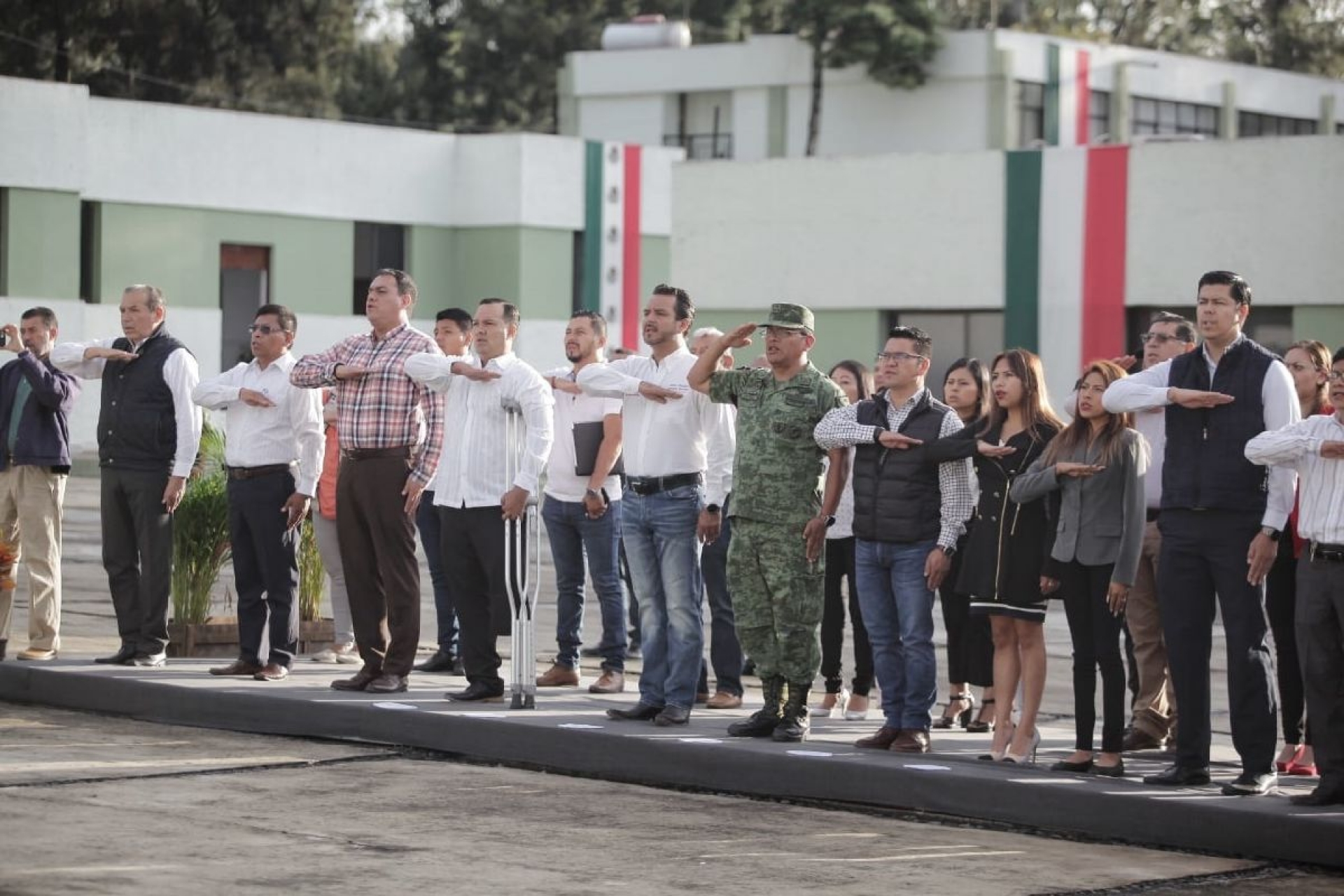 Asiste Antonio Villalobos a izamiento de bandera a la 24ª. Zona Militar
