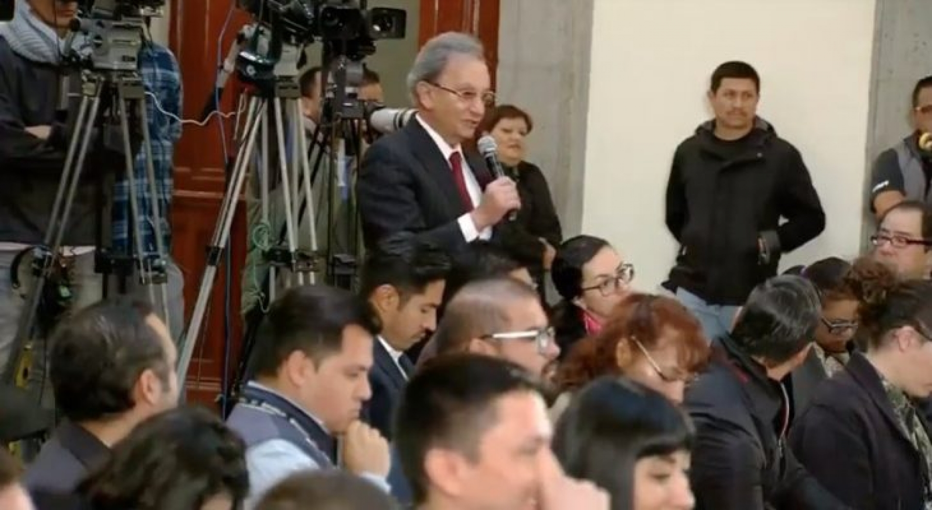 Nino Canún regresa durante conferencia de AMLO y denuncia corrupción de Fox y Peña
