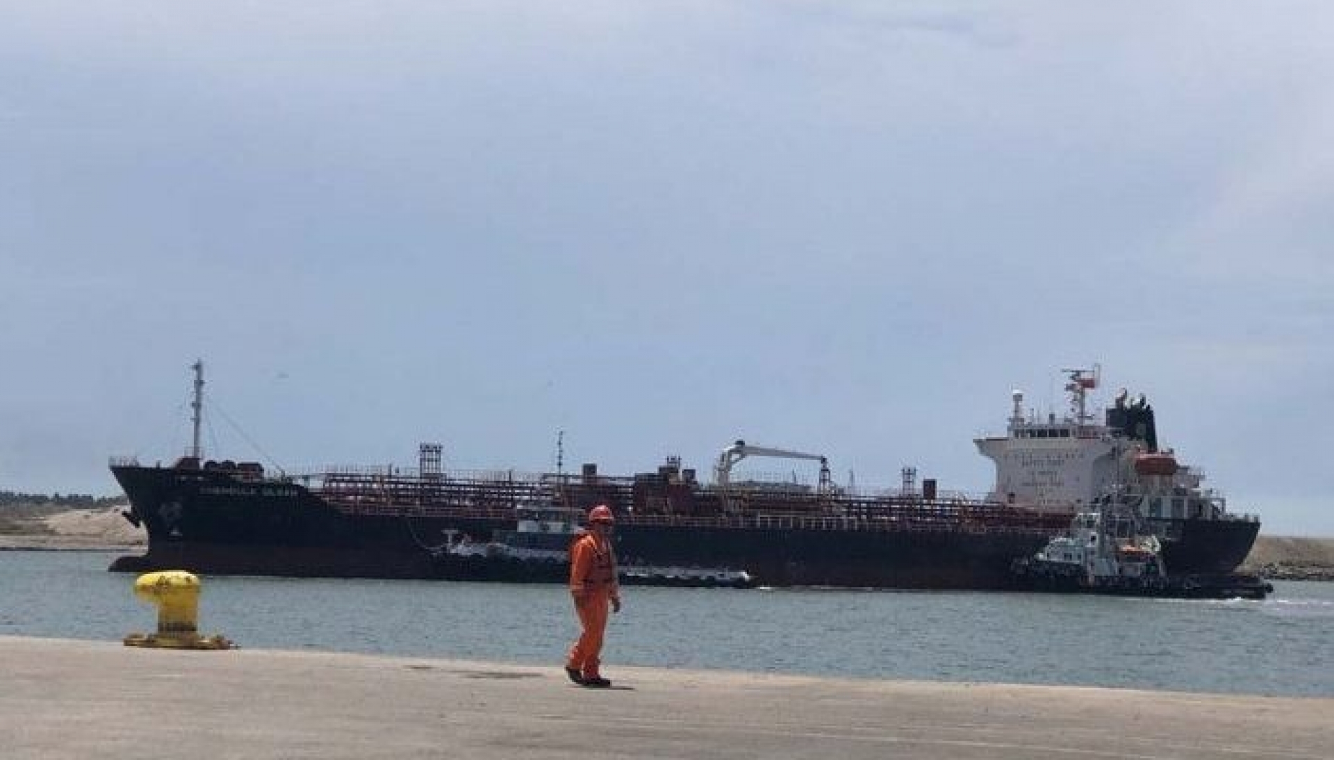 Decomisan dos buques con gasolina robada en Dos Bocas, Tabasco: hay 10 detenidos
