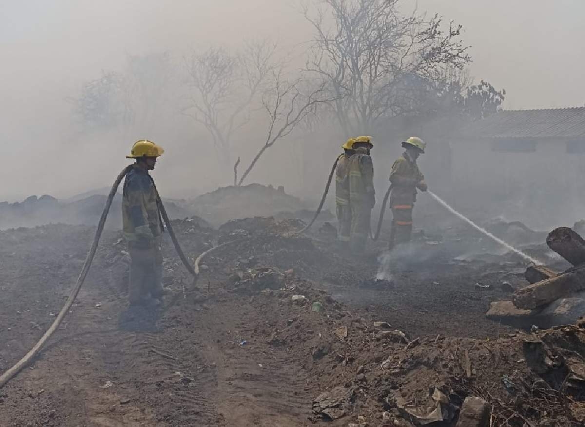 Evacúan EES de la UAEM por incendio de pastizales en Cuautla