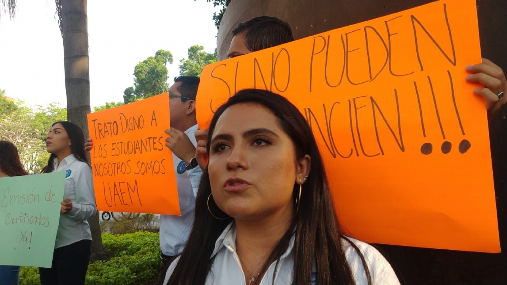 Exigen egresados de la FDyCS entrega de certificados de estudios