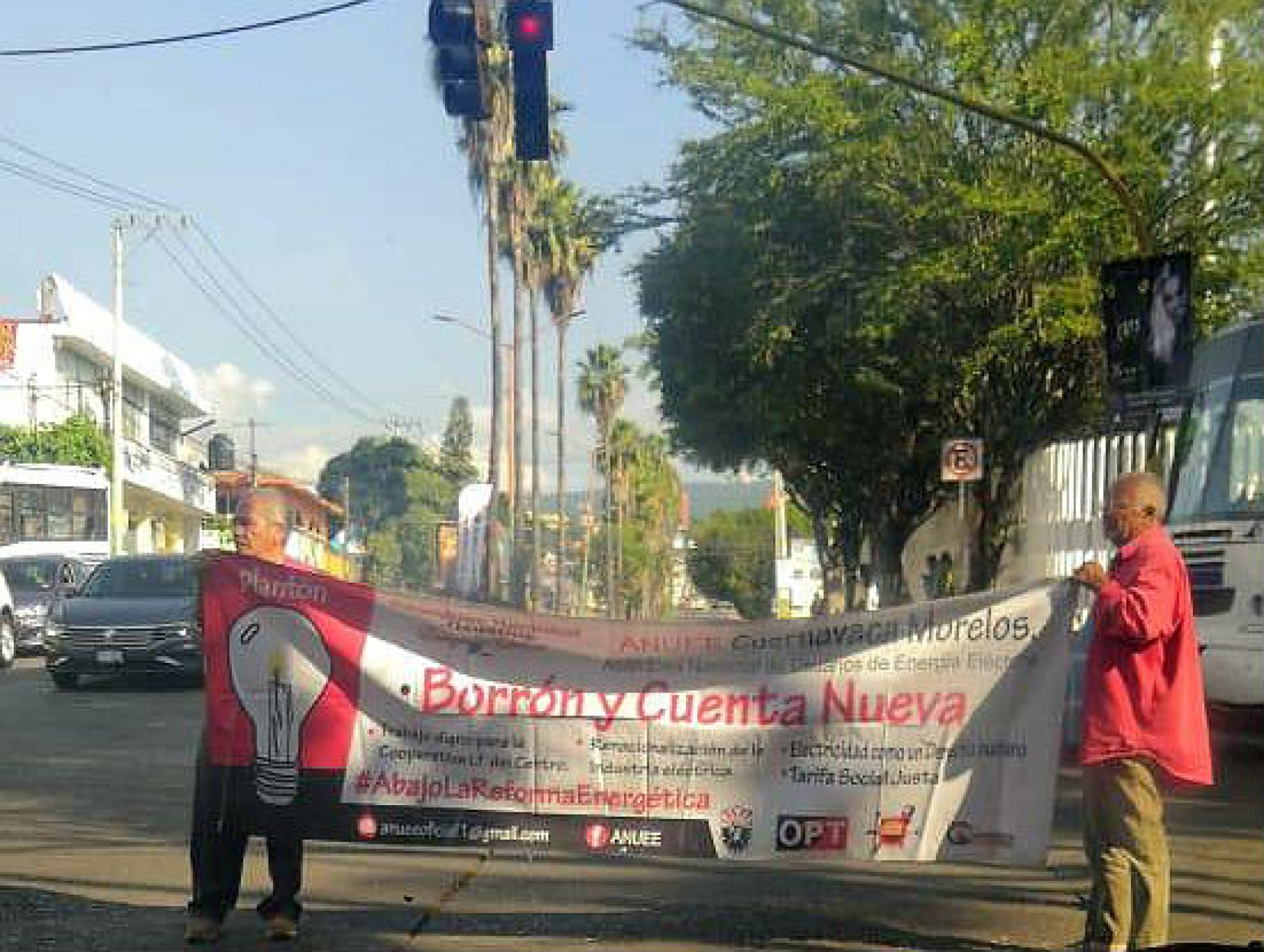 Protestan integrantes de la ANUEE en oficinas de la CFE, en Cuernavaca