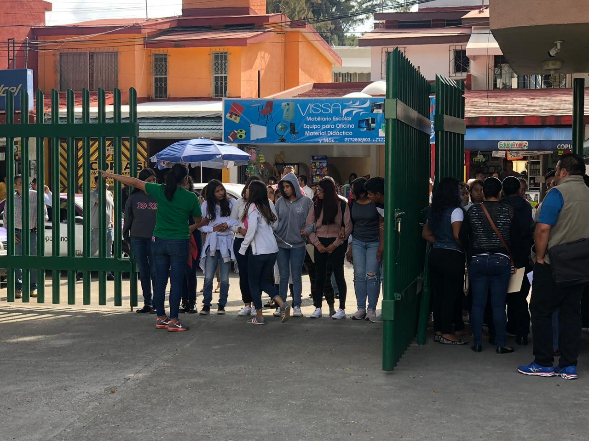 Se manifiestan normalistas en el IEBEM; solicitan inscripción a beca 'Benito Juárez'
