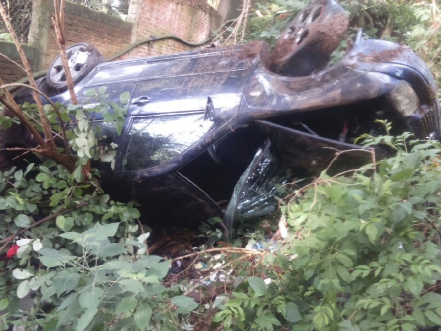 Abandonan un auto volcado en el fondo de una barranca