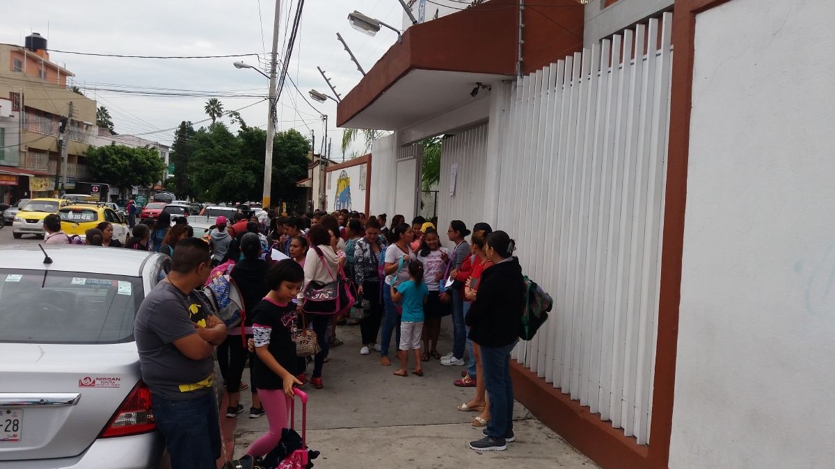 Padres de familia se resisten a enviar a sus hijos a clases por mal estado de salones