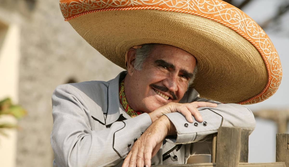Develan estatua de Vicente Fernández en rancho Los 3 Potrillos
