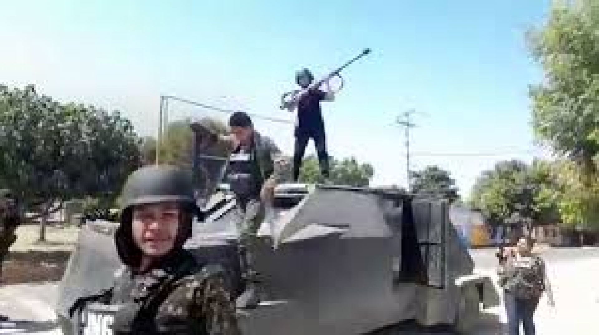 CJNG exhibe su poder de fuego con dos tanques caseros en Michoacán. VIDEO