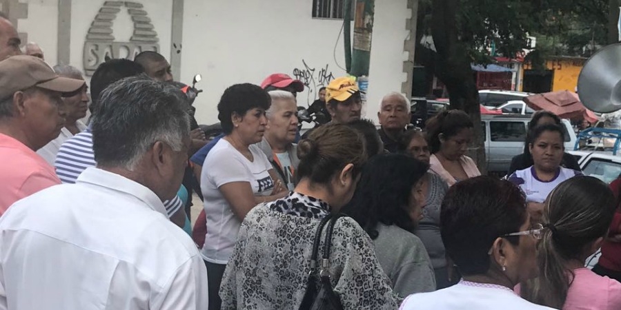 Protestan vecinos de la colonia Antonio Barona en oficinas del SAPAC