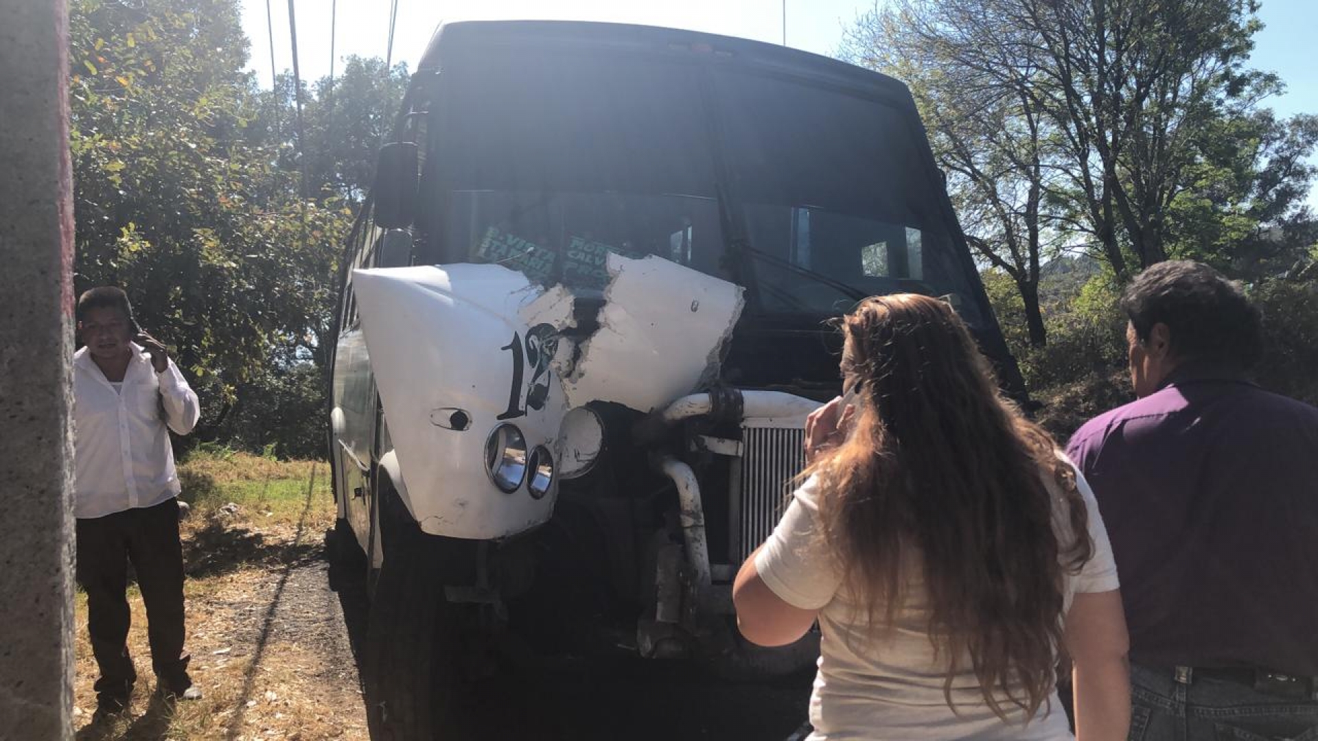 Se impacta 'ruta 12' contra poste en carretera federal México-Cuernavaca
