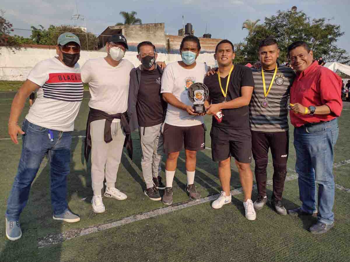 Cierre con broche de oro