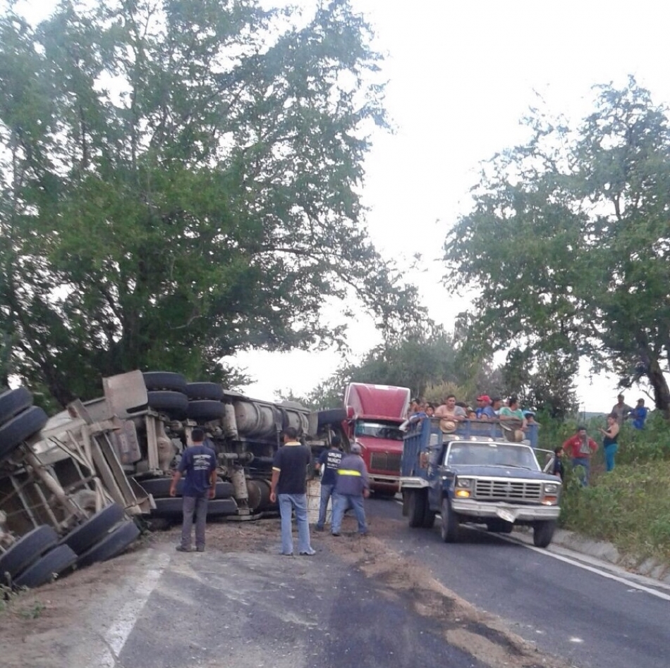 Volcadura de un tráiler deja cinco lesionados