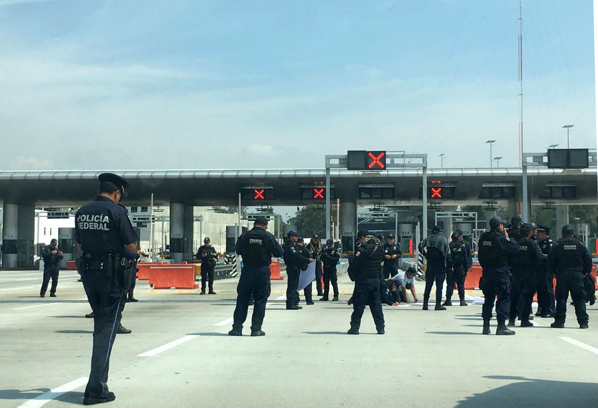 Policías federales efectuaron un bloqueo en la caseta de Tlalpan