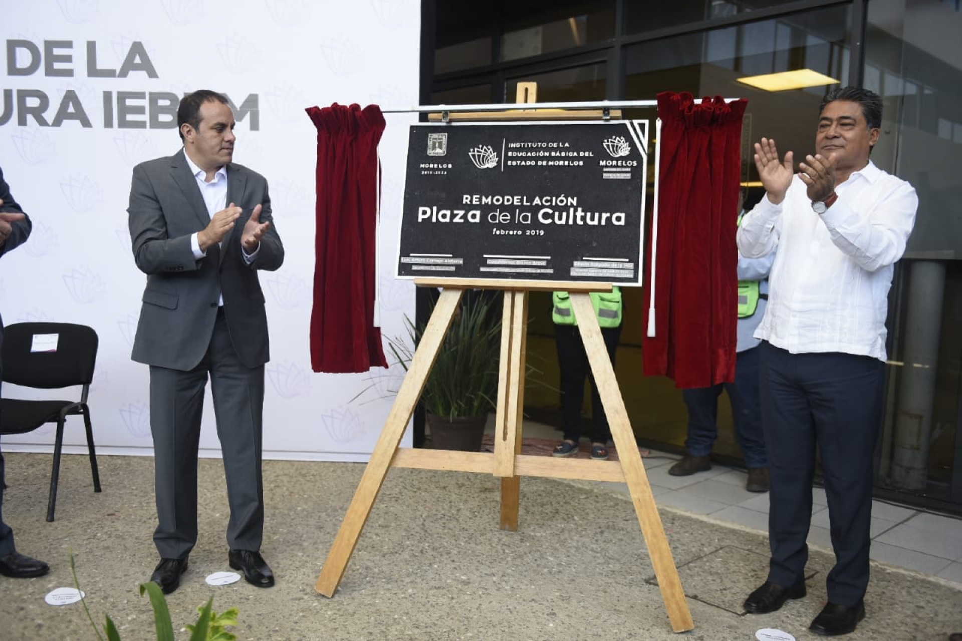Inaugura gobernador explanada de la Plaza de la Cultura en el IEBEM