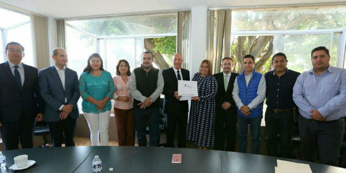 Entrega secretario de Hacienda al Congreso local paquete económico 2018