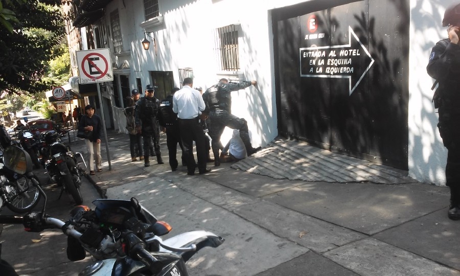 Golpeó a su novia sobre el bulevar Benito Juárez