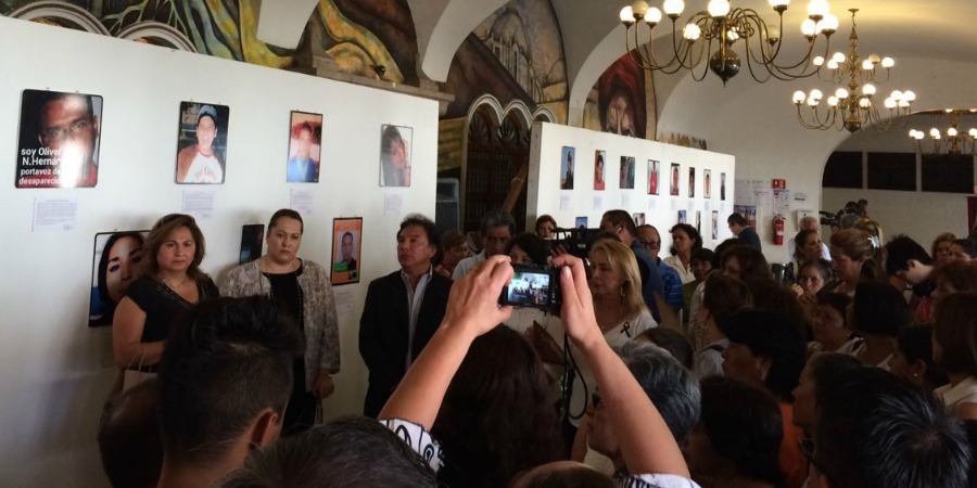 Inauguran exposición fotográfica para conmemorar el “Día de las Víctimas"