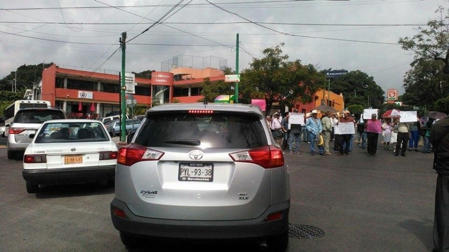 Bloquean la avenida Morelos; exigen agua
