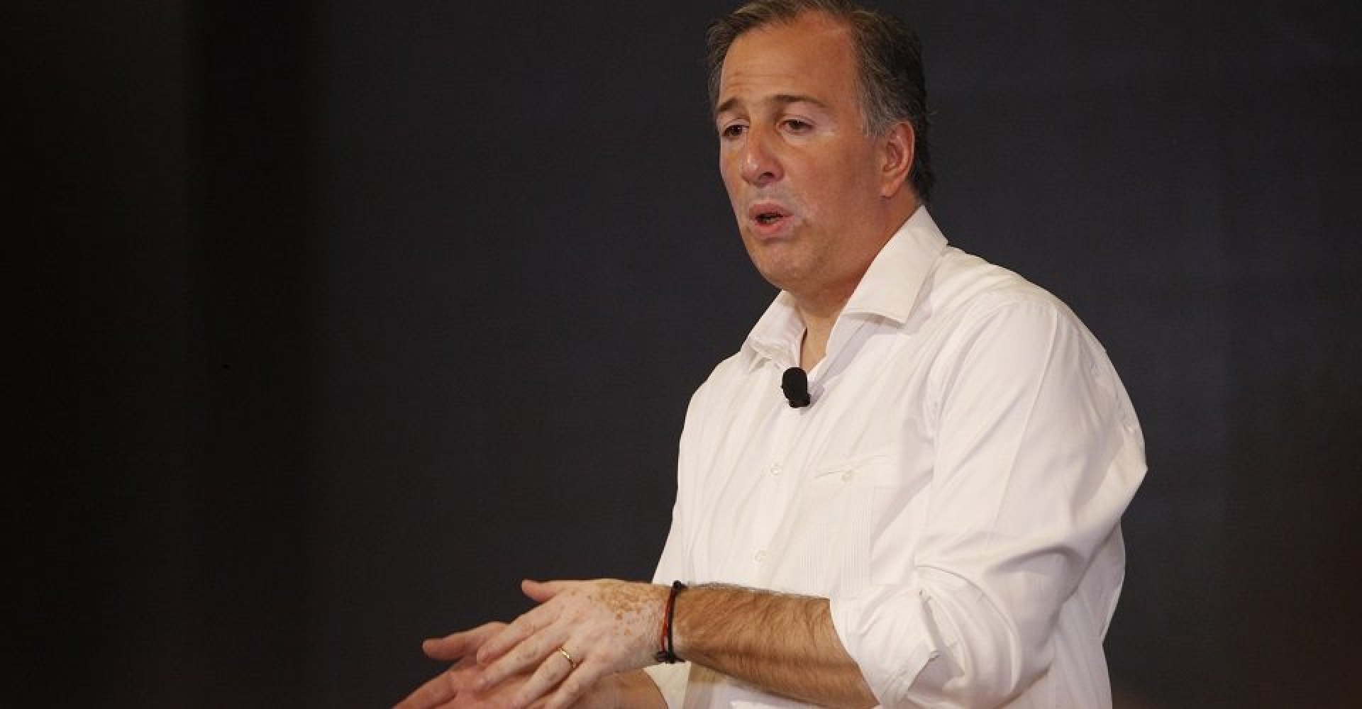 Abuchean a Meade en un evento de la empresa de Jorge Vergara, en el estadio de las Chivas