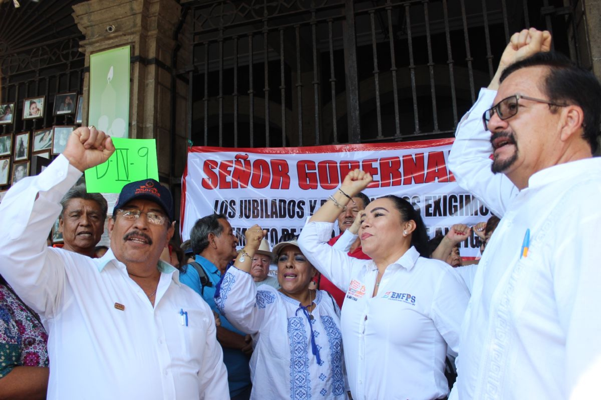 Jubilados del SNTE cumplen su amenaza