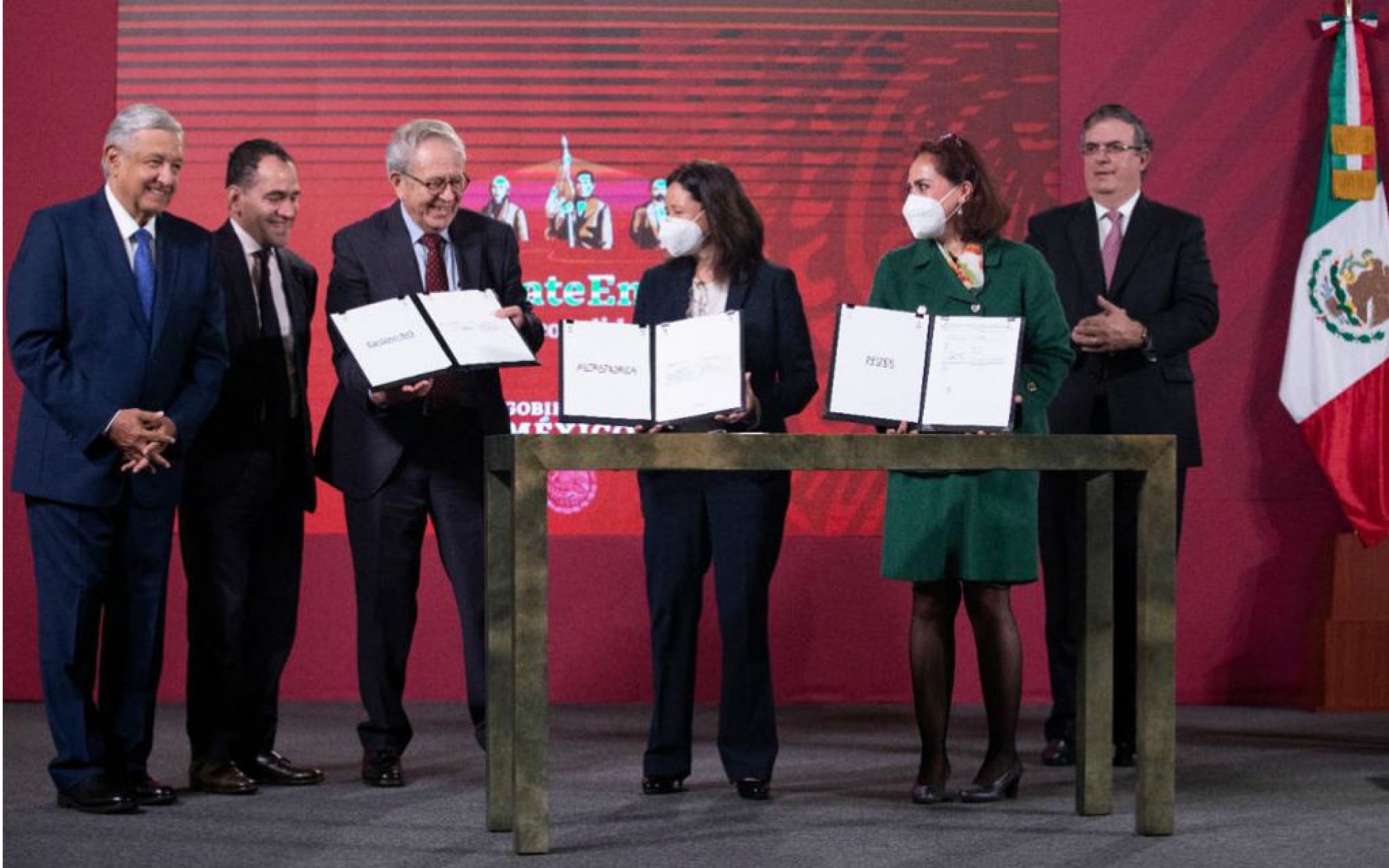 México firma acuerdo para 100 millones de dosis de vacuna COVID-19