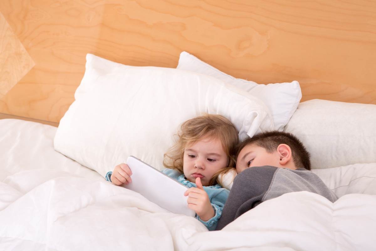 Las pantallas, enemigas del buen sueño infantil