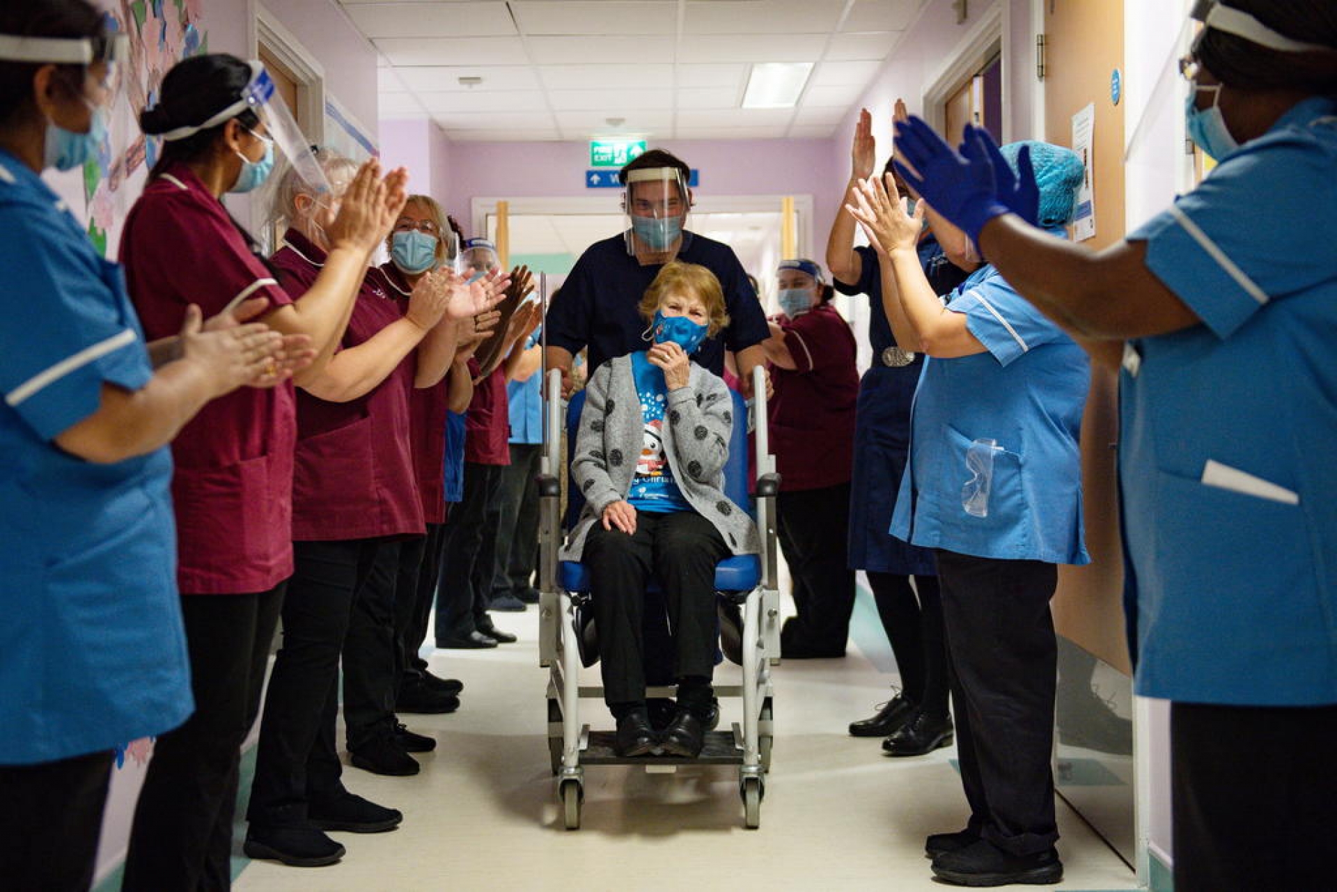 Mujer de 90 años, primera del mundo en recibir la vacuna COVID en Reino Unido