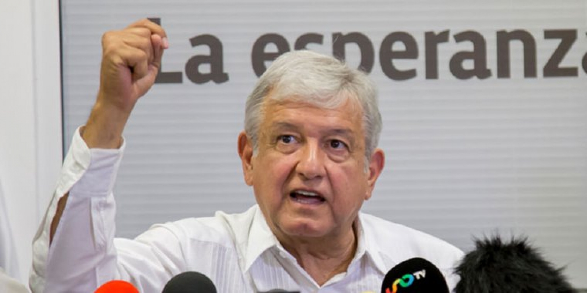 Abuchean a candidata de Morena, AMLO la defiende