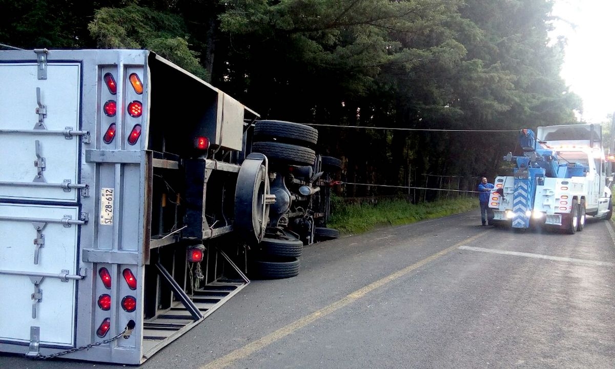 Muere hombre al volcar camión de carga en Huitzilac
