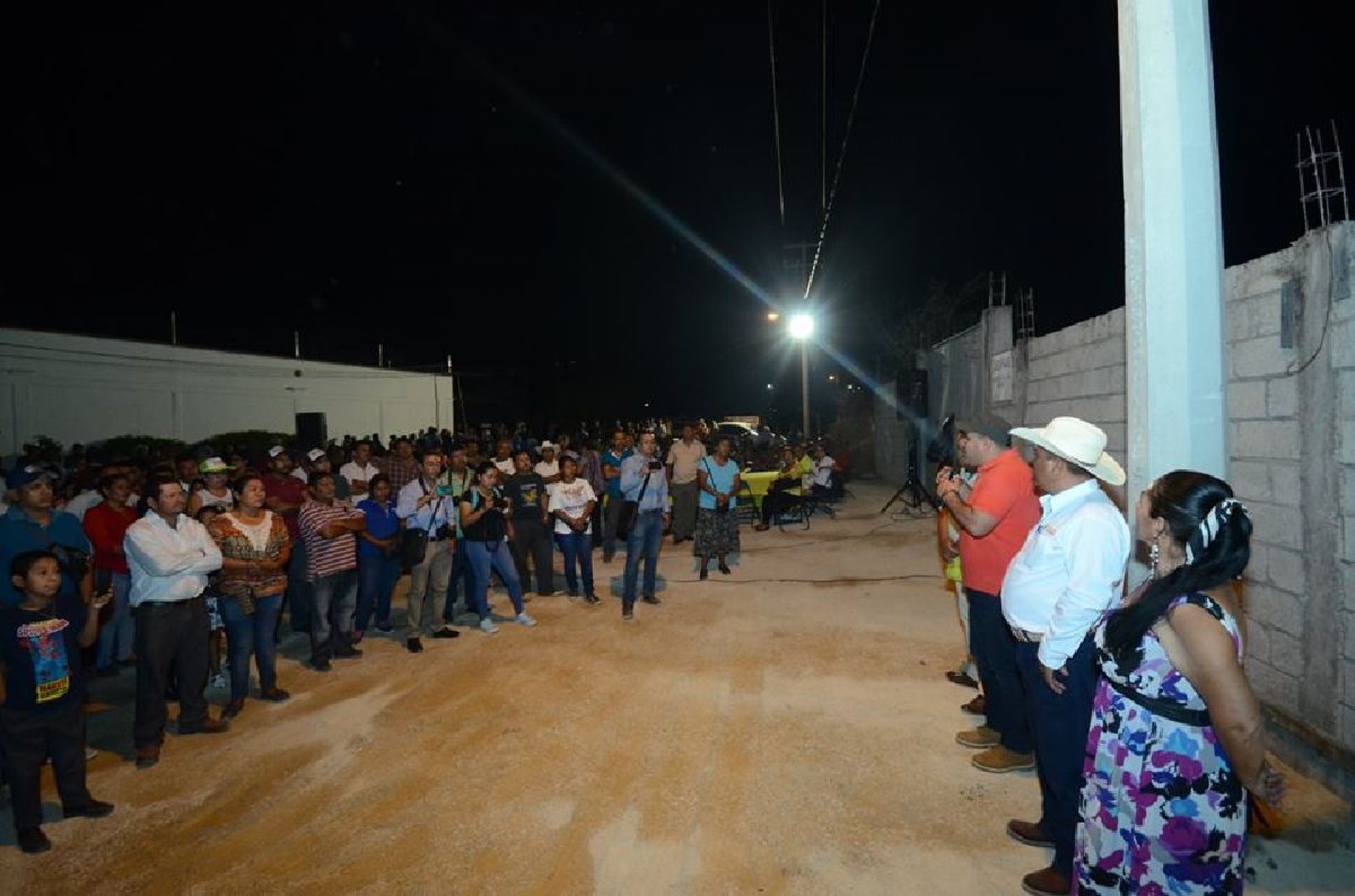 Inaugura Agustín Alonso luminarias en la colonia Caudillo del Sur